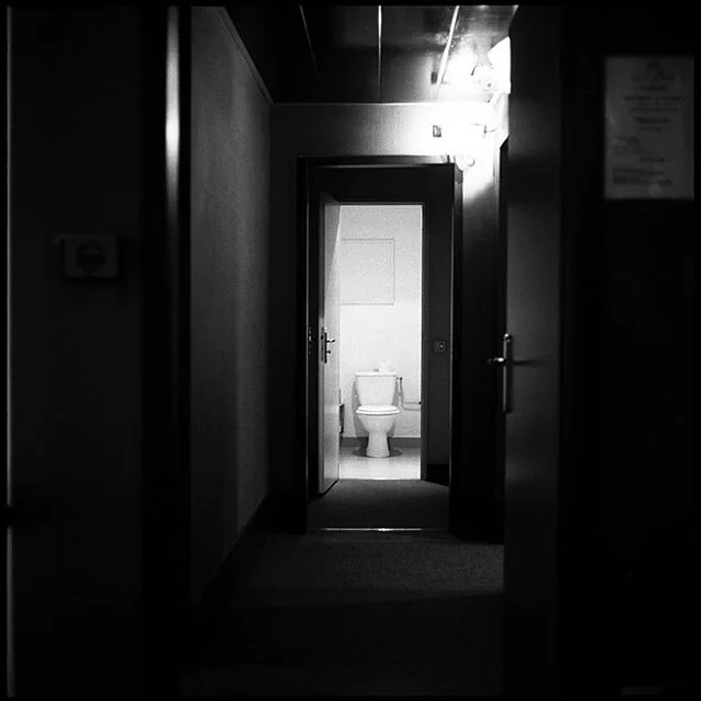 .
J71
#odd #attentiveness #cancellation #rolleiflex #rollei_analog #bnwphotography #filmphotography #mediumformat #kodak400tx #blackandwhitefilm #everybodyfilm #bnwmood #bnw_demand #bnw_society #bnw_lightandshadow #bnwsouls #bnwzone #120film #bnwmagi