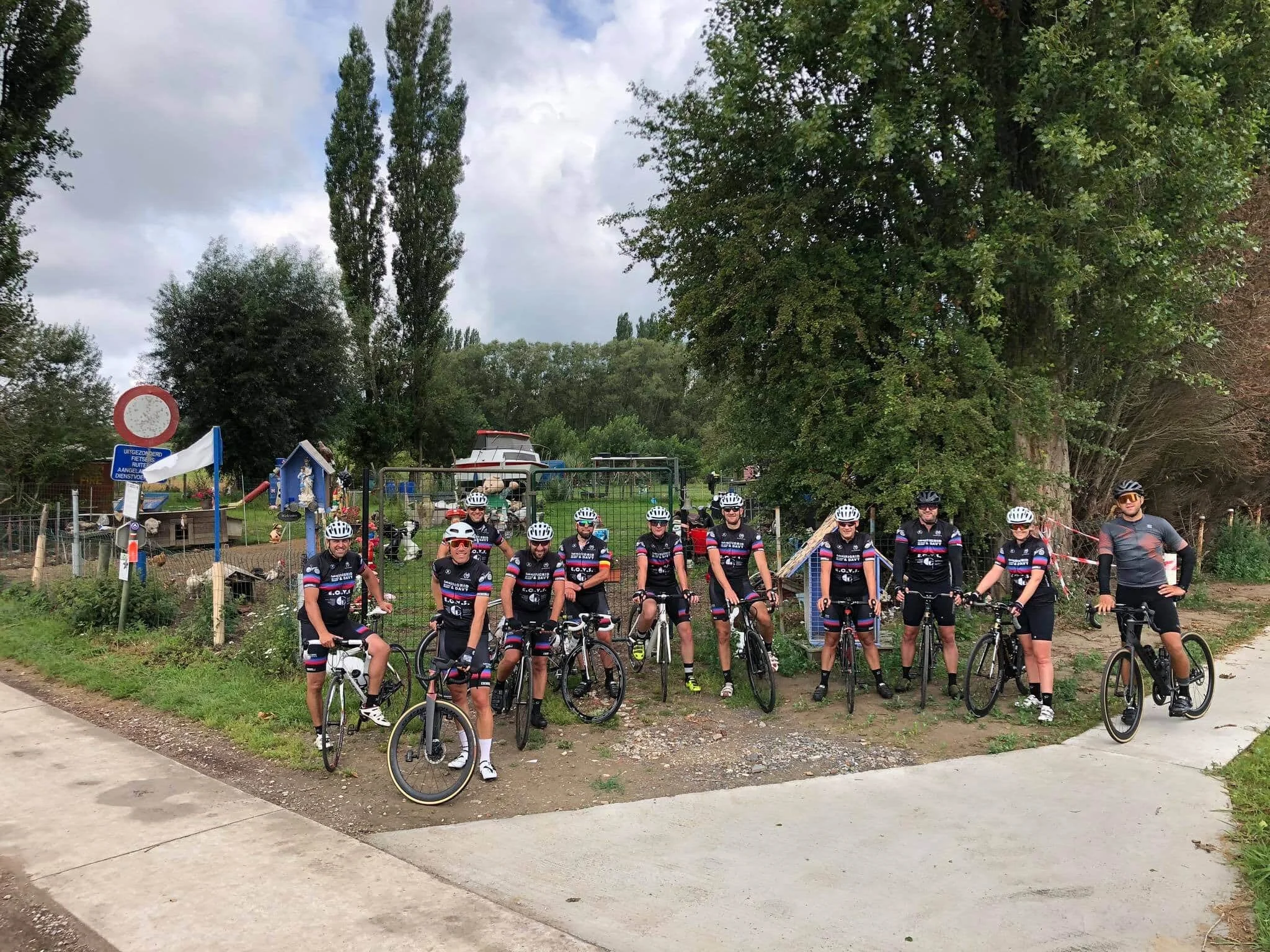 Ze ploften als twee bloemzakken neer in het zadel...