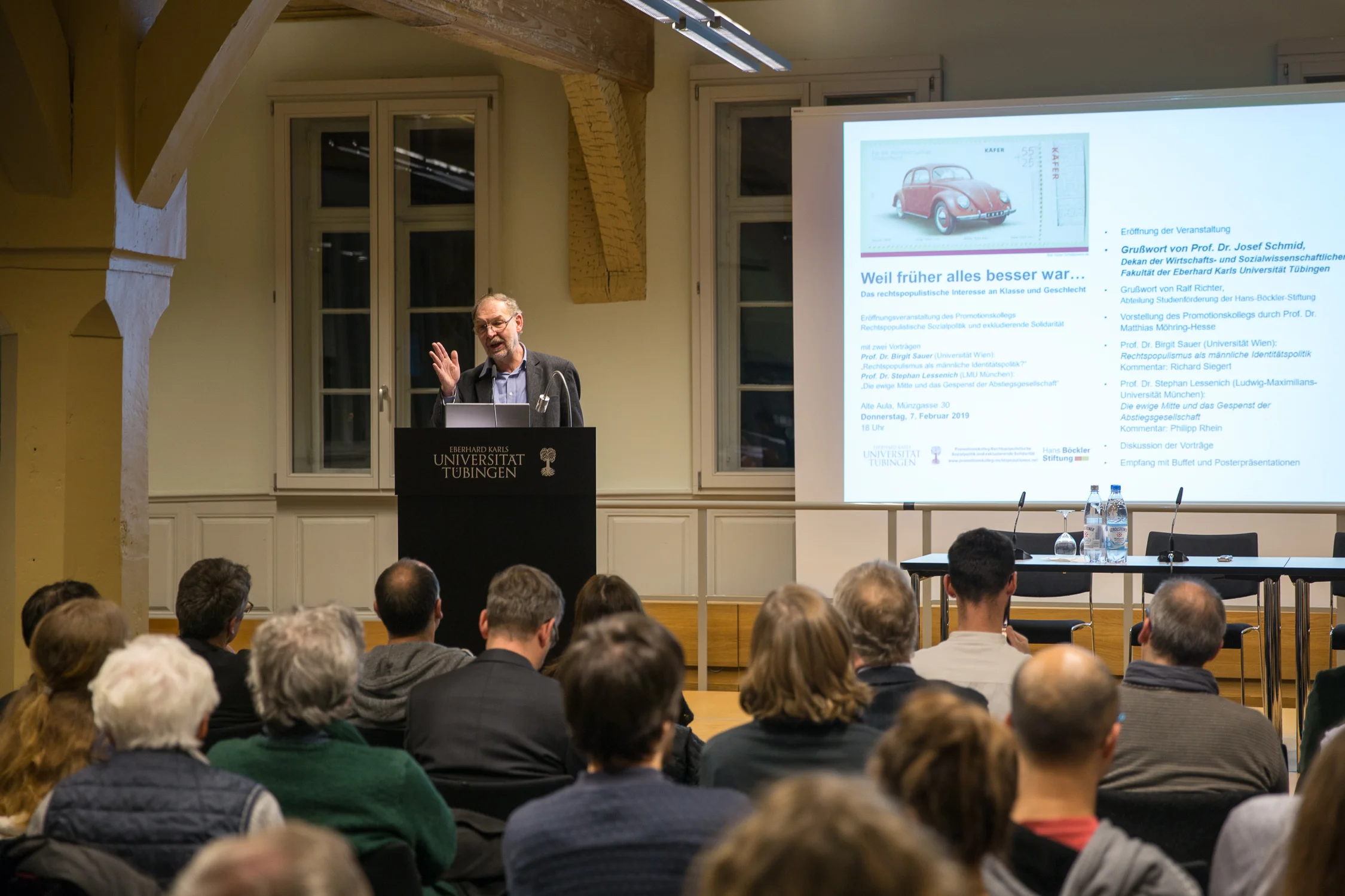 Josef Schmid, Dekan der WiSo-Fakultät, spricht ein Grußwort für die Universität.