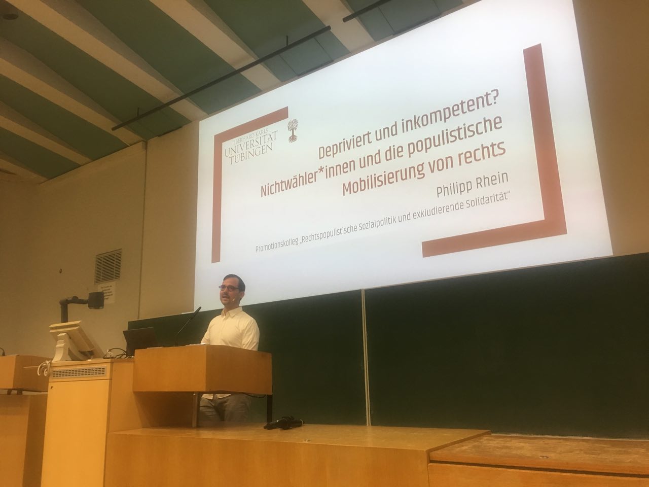 Philipp Rhein während seines Vortrages.