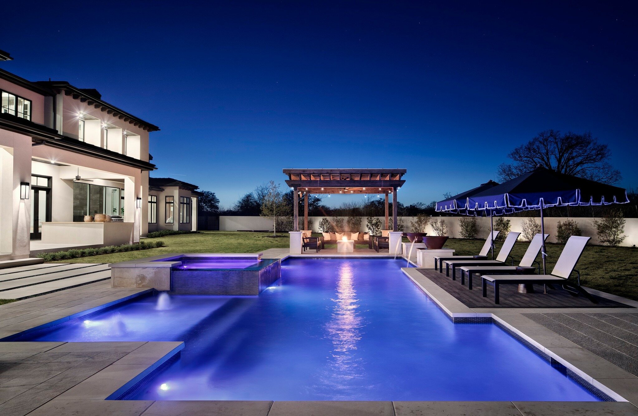 Every detail counts, including the poolside umbrellas which give this outdoor space a resort feel in the comfort of home.

#austininteriordesign #austininteriordesigner #austindesign #atxhome #austinhome #austindesigner #interiordesignaustin #texasho