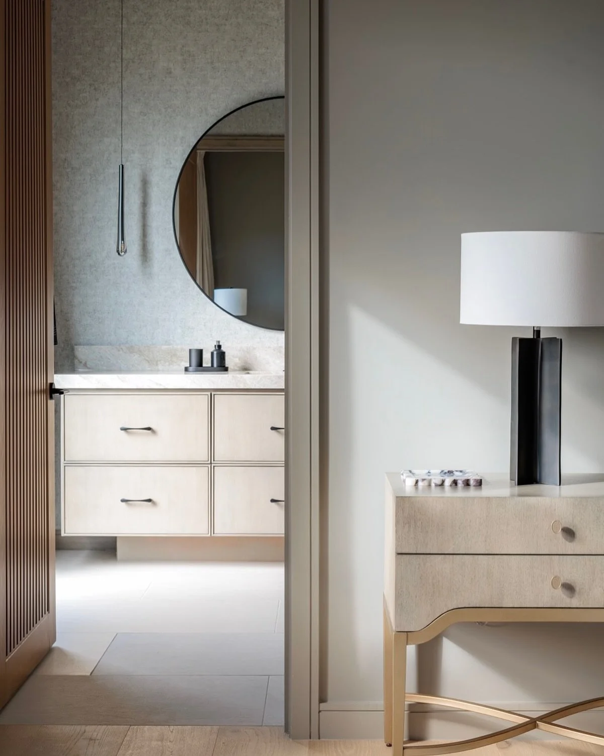 For this guest bedroom and bath, our clients wanted a sexy, hotel-inspired feel&mdash;so we leaned into moodier tones, black hardware, and more masculine finishes.

Designer: @marioninteriordesign
Photo: Piston Design

#AustinInteriorDesigner
#Austin