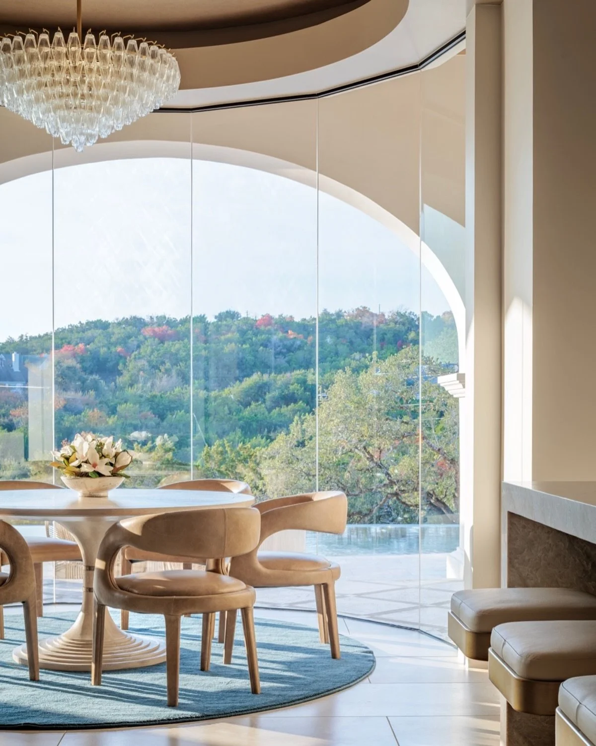 This kitchen dining space was designed with soft curves, warm textures, and natural light to create an inviting setting for everyday meals and special moments alike.

Designer: @marioninteriordesign
Photo: Piston Design

#AustinInteriorDesigner
#Aust