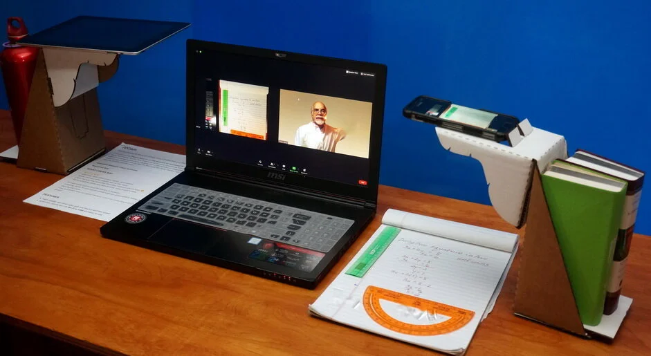 tukamdesk1s.JPG