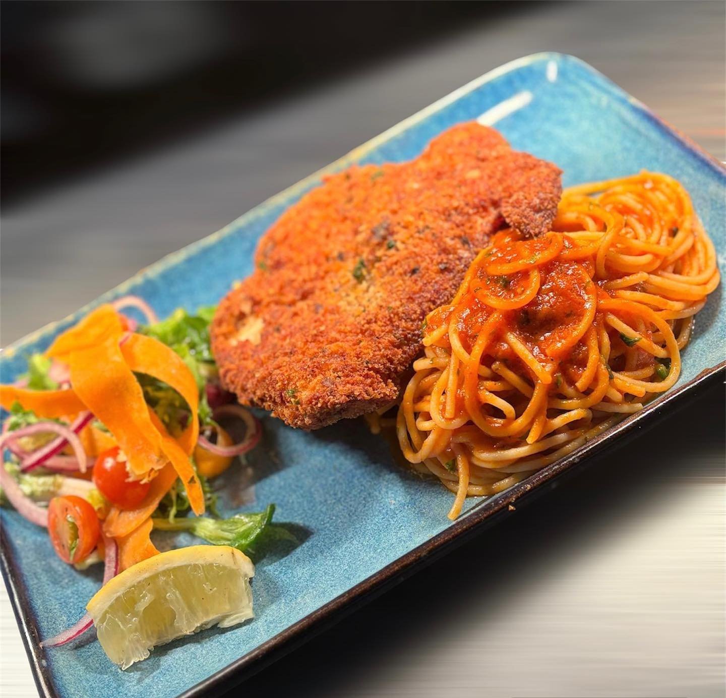 𝓟𝓸𝓵𝓵𝓸 𝓜𝓲𝓵𝓪𝓷𝓮𝓼𝓮 

🍗 Breaded chicken breast with spaghetti napoli 🍝  and salad 🥗 

#pollomilanese #chickenmilanese #napoli #spaghettinapoli #italianfood #traditionalitaliandish