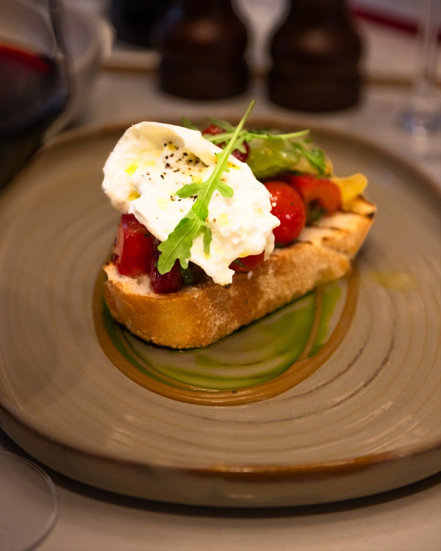Creamy, delicate, and dressed to impress.

Our fresh burrata comes with ripe tomato, a touch of basil pur&eacute;e, olive oil and a drizzle of balsamic.

Simple, stunning, and seriously satisfying.
.
📞01270 390045 for reservations
#italianuk #italia