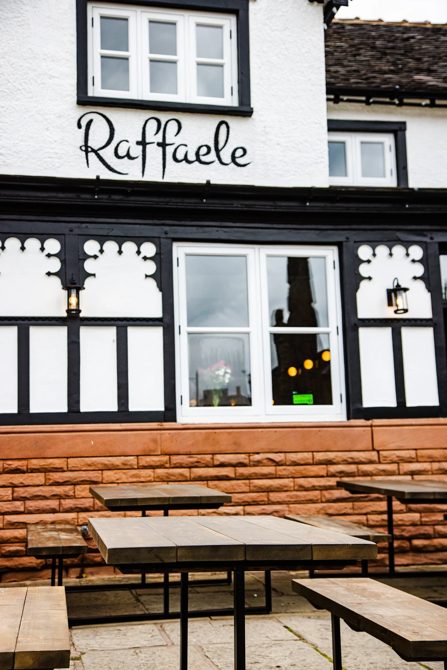 Sun&rsquo;s out&hellip; and suddenly your lunch break needs an upgrade.

A quiet spot, a bit of warmth, and just enough time to switch off before heading back to it.

Message us to book your table.

.
📞01270 390045 for reservations
#dessertmenu #san