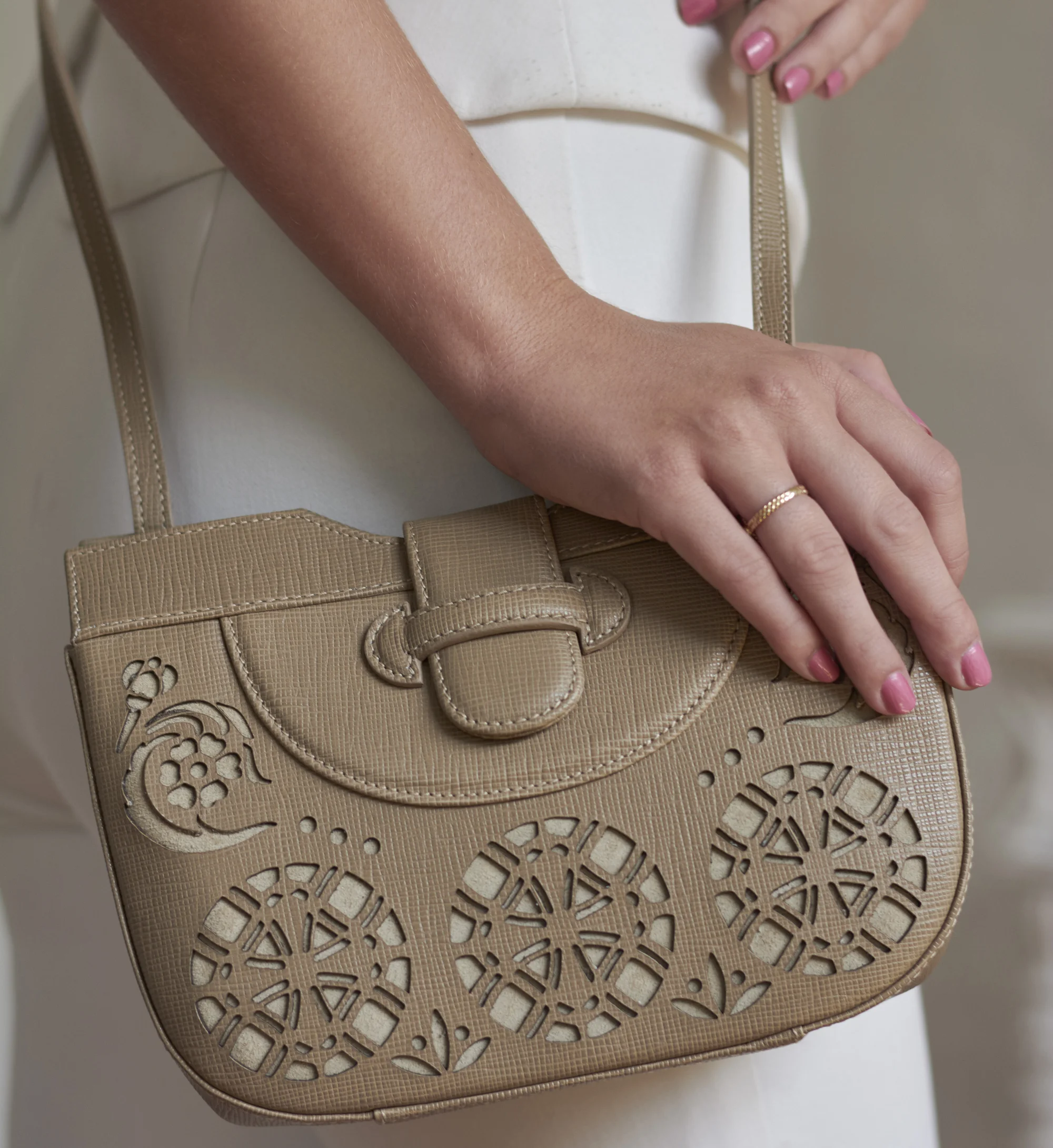 crossbody beige.jpg