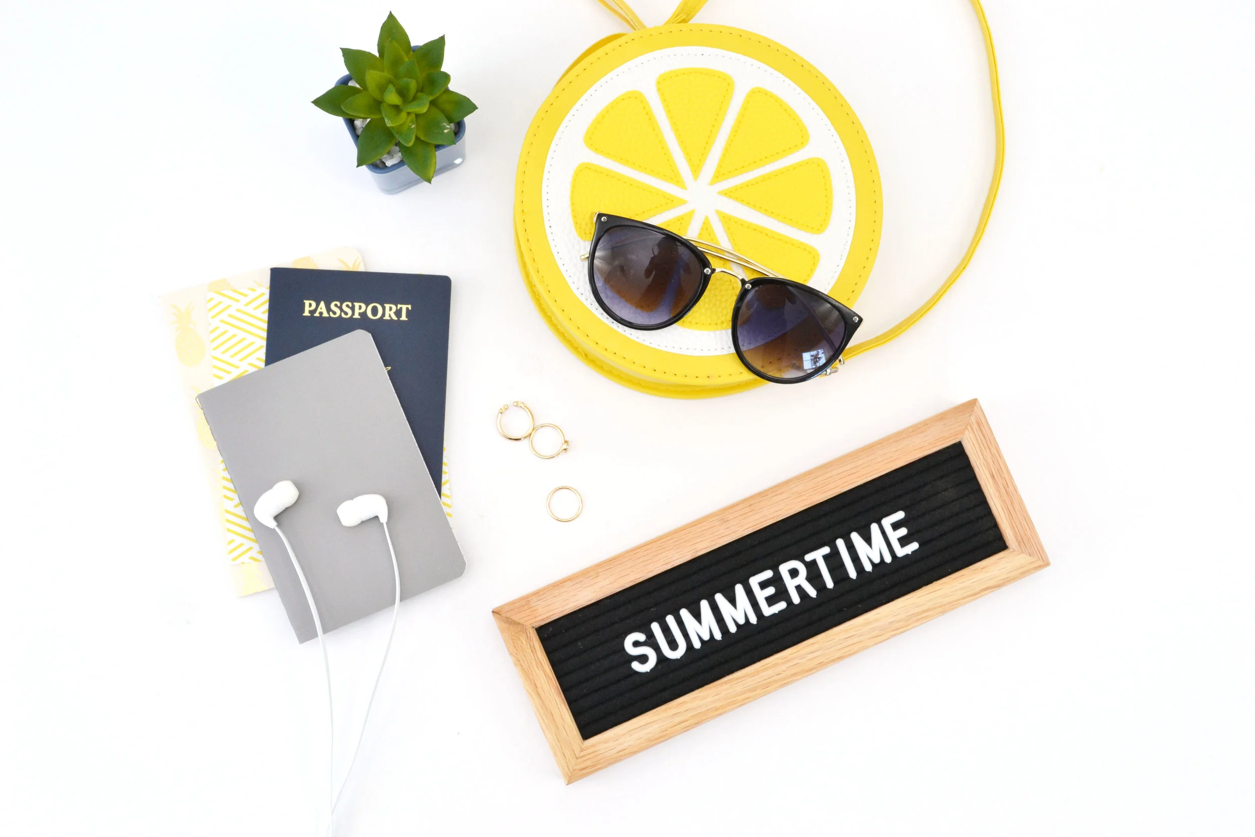 c74-32-yellow-navy-styled-stock-photo-pixistock.jpg