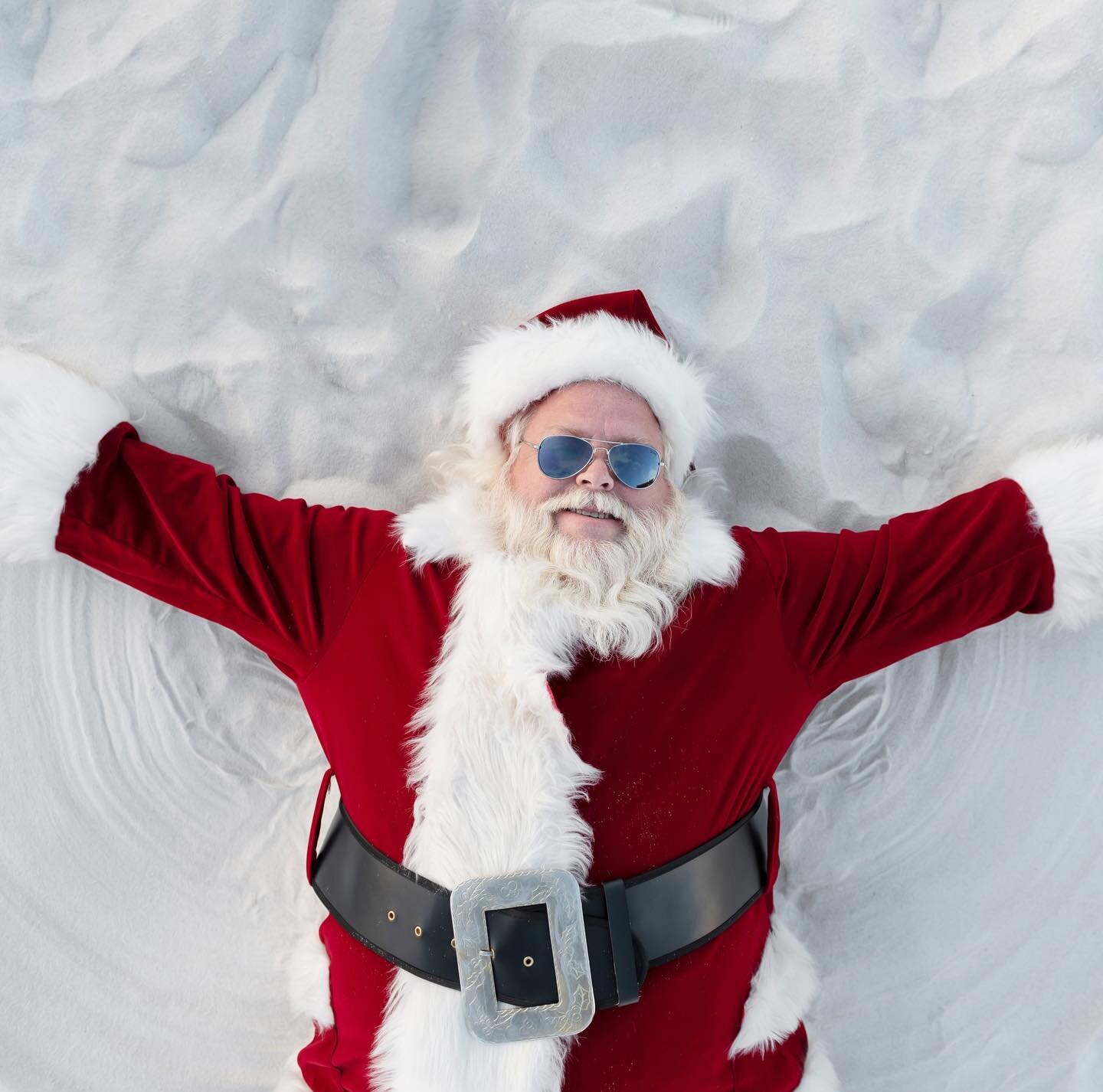 Sand angels #santaatpcb #baysidephotography
