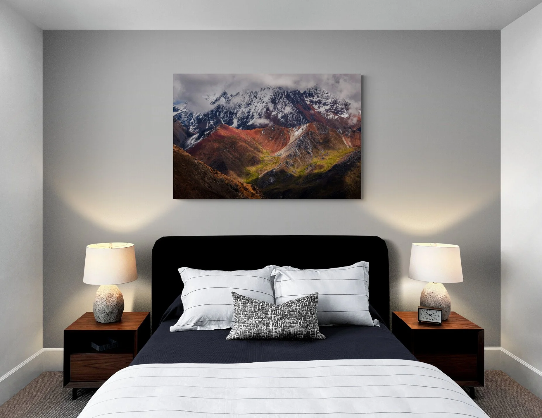 Comfy_bedroom_with_side_tables_and_lamps.jpg