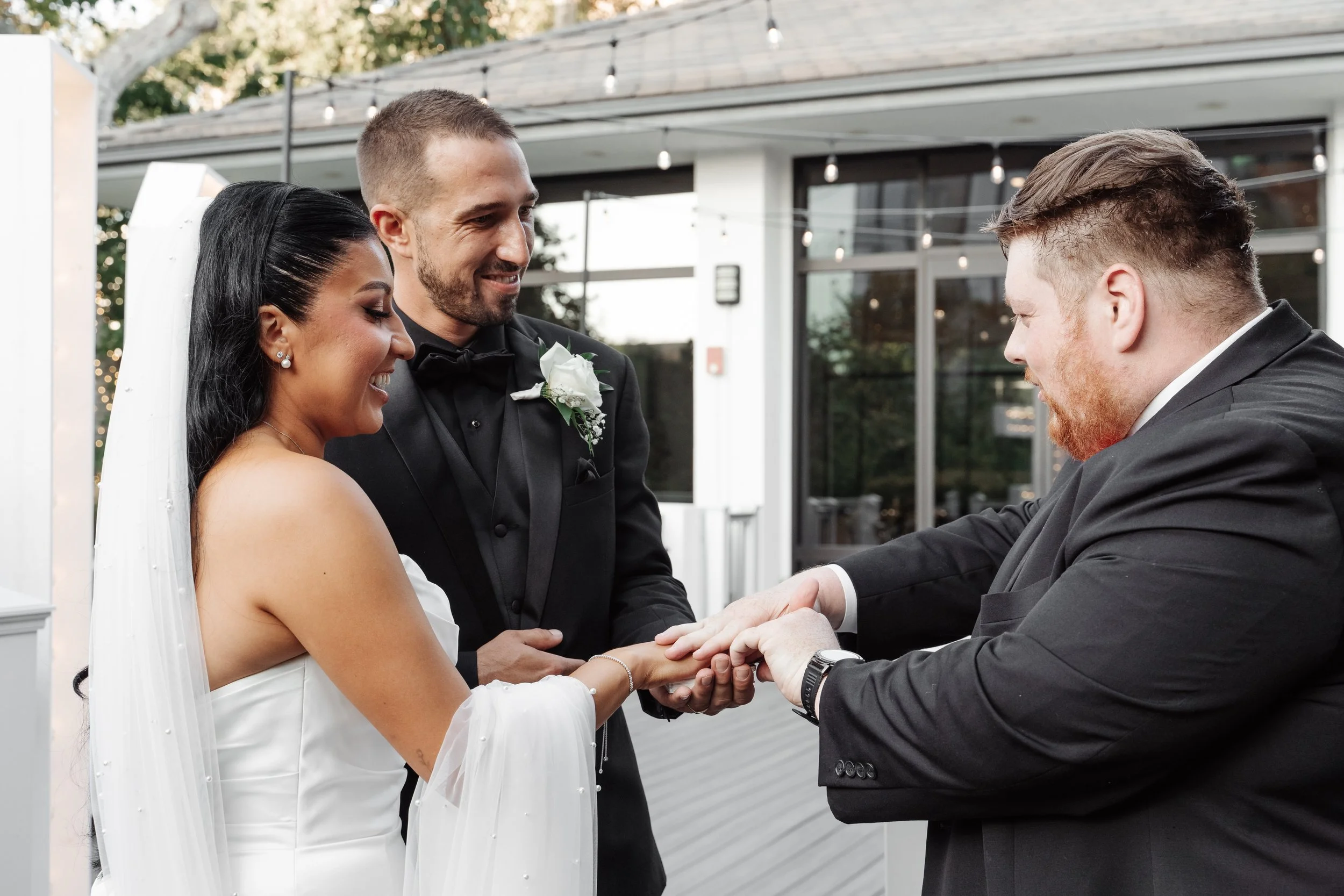 10 Ways to Keep Wedding Guests Entertained During Cocktail Hour