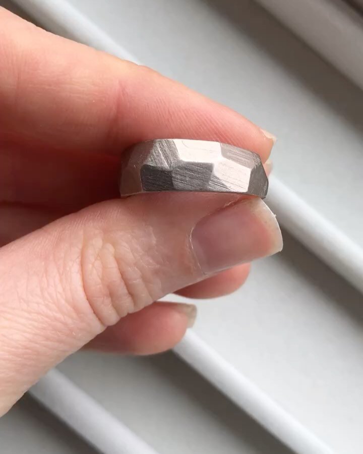 Do you love a bit of organic texture? Swipe to see a few of our favourite examples of hammered &amp; faceted wedding rings. 🔨🔨🔨