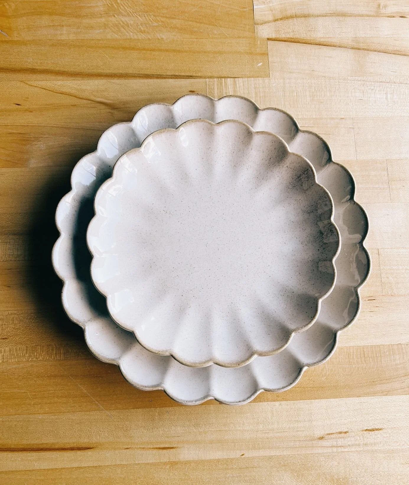 New scalloped edge plates remind us of clamshells. That perfect ivory tone with a speckle. 👌🏻