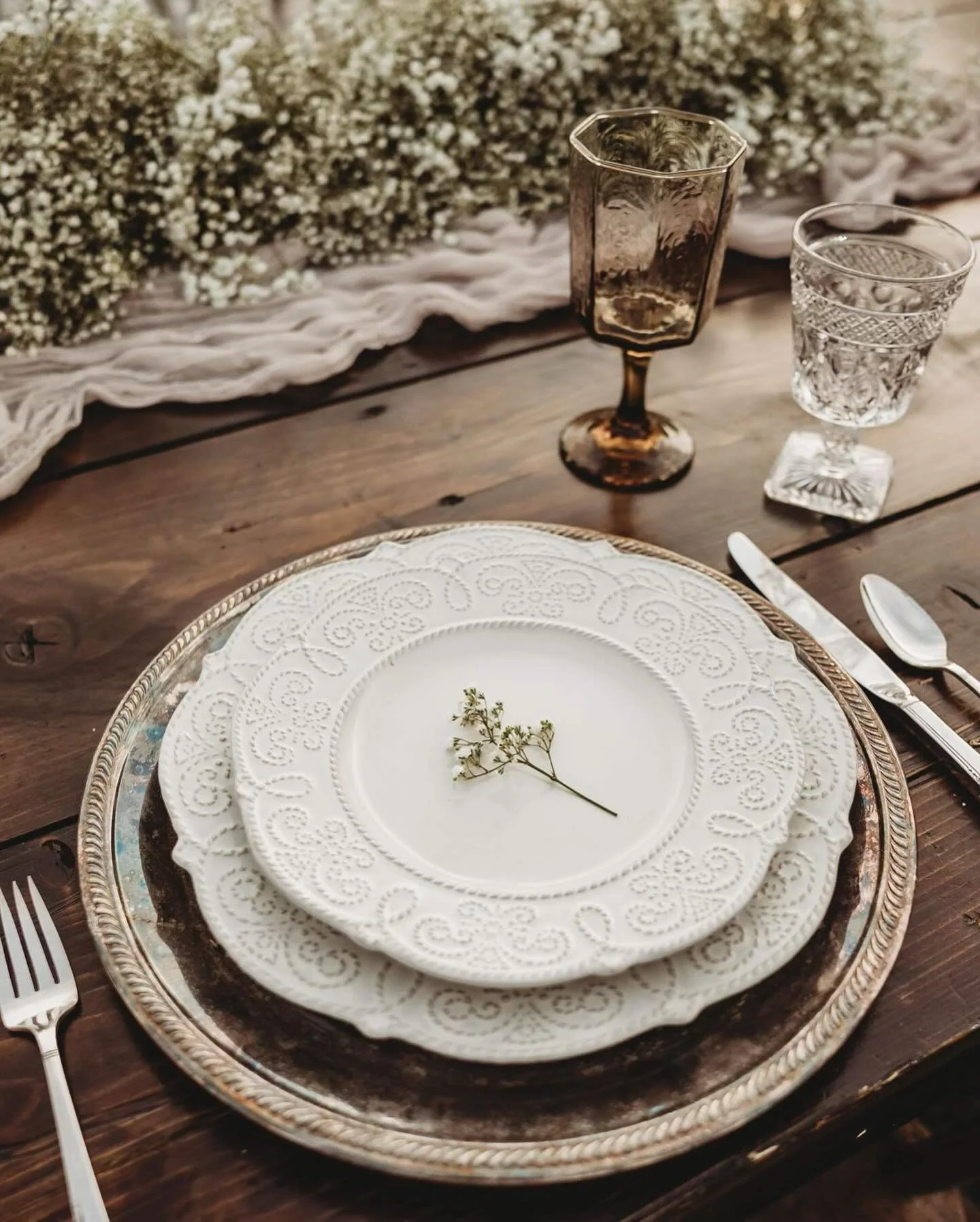 Rustic mountain settings for this gorgeous photo shoot from @amberreneephotographer