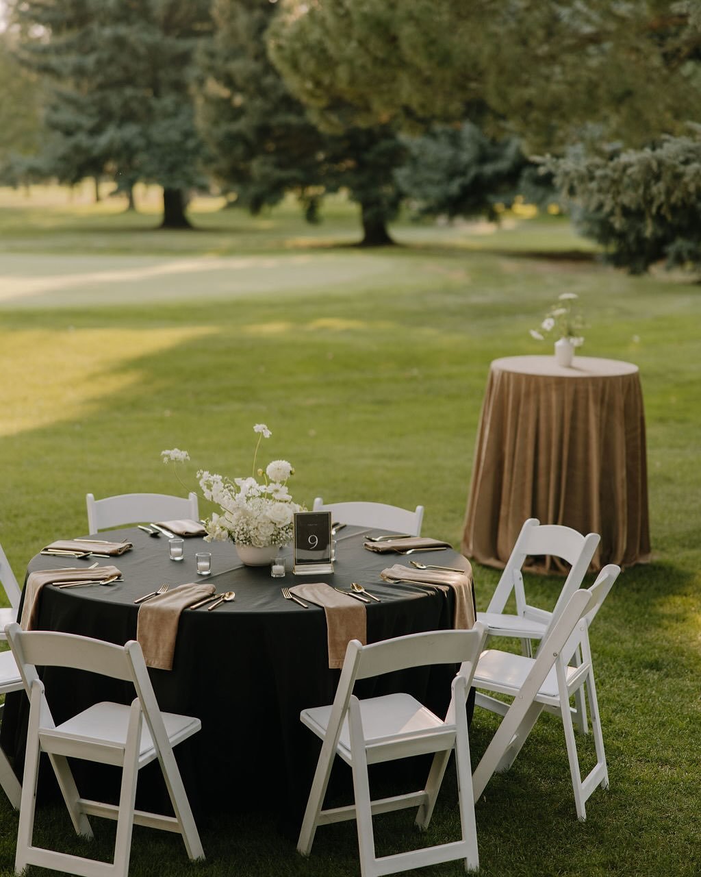 A favorite from last season. This sultry modern chic affair was the cherry on top of a stellar year. We love the Browns and they know how to celebrate! 
.
@madisonheafner 
@paytonbrownbeauty 
@dandiluandco 
@better2gather 
@bbjlatavola 
@dancefloorre