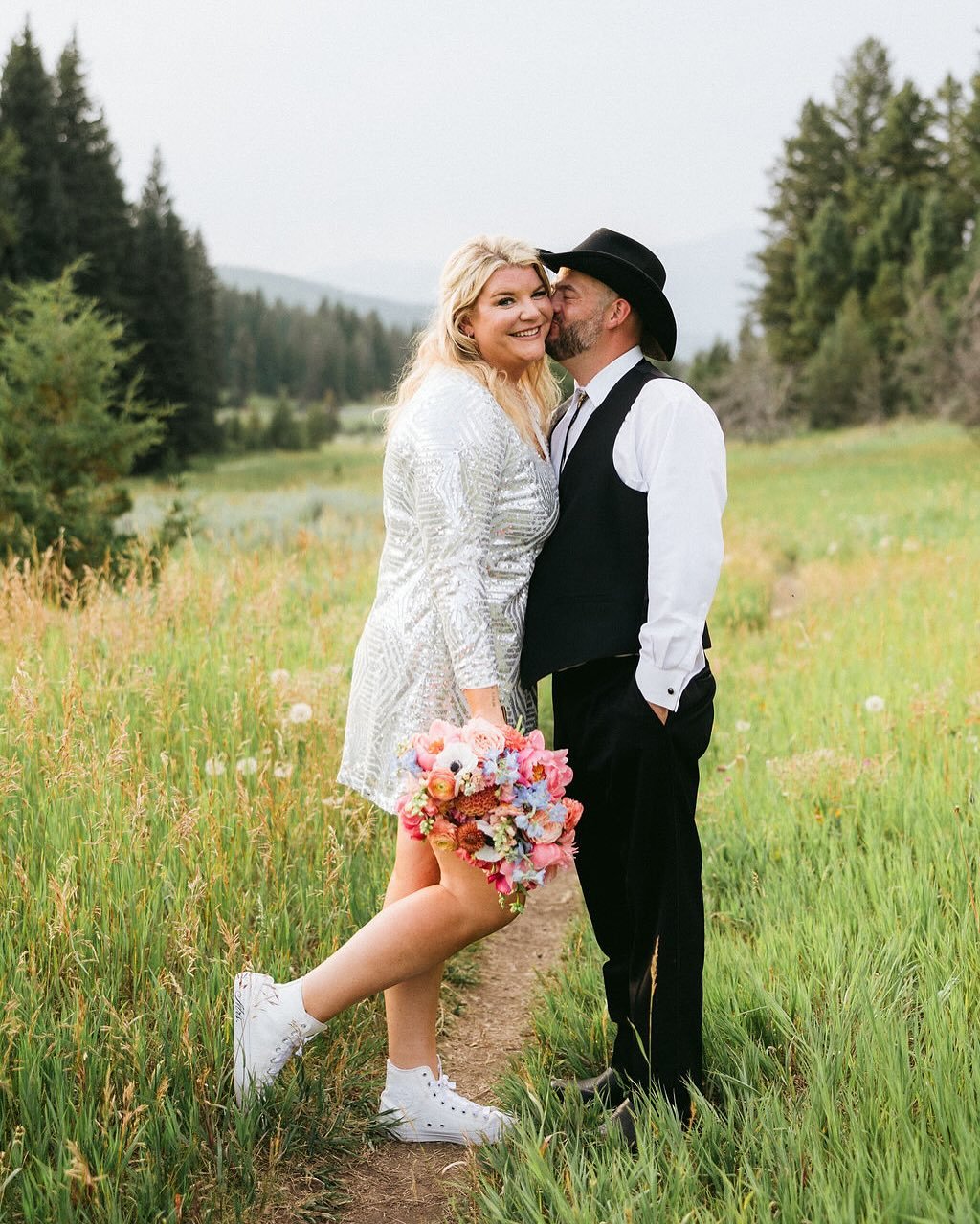 Oh Allie. What a treasure you are. A bright warm smile that could light up a room!
.
This vibrant summer palette complimented this mountain venue so well with pops of pinks, corals pale blues and more. Then throw in a well dressed wedding party and a