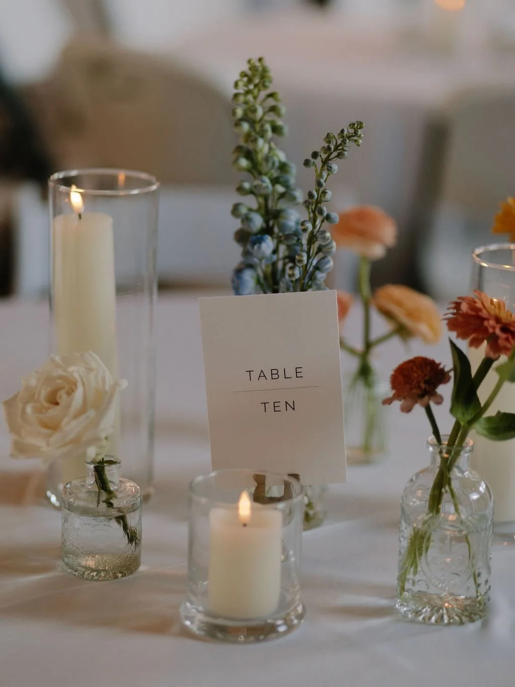 Warm summer palettes filled with peaches and blues will always be a win in our book. 
.
@heafnerfilmandphoto 
@willowbrookebarn 
@jessica.scala10