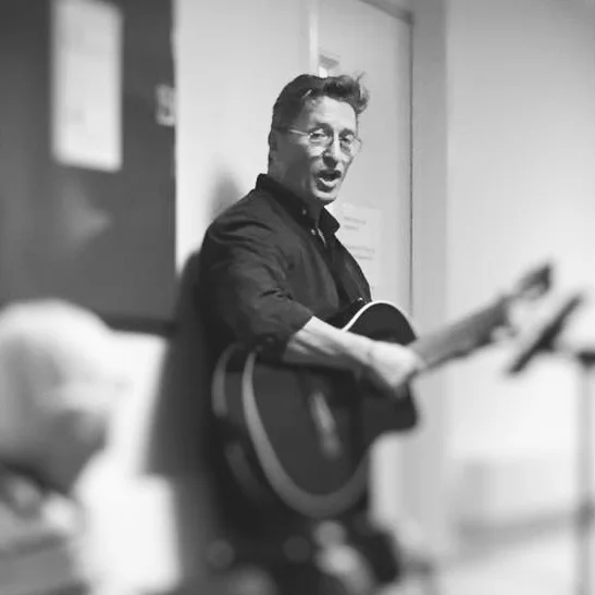 ROGÉ ZWART ‘Ik geloof in muziek als heling, omdat mensen energie zijn.’