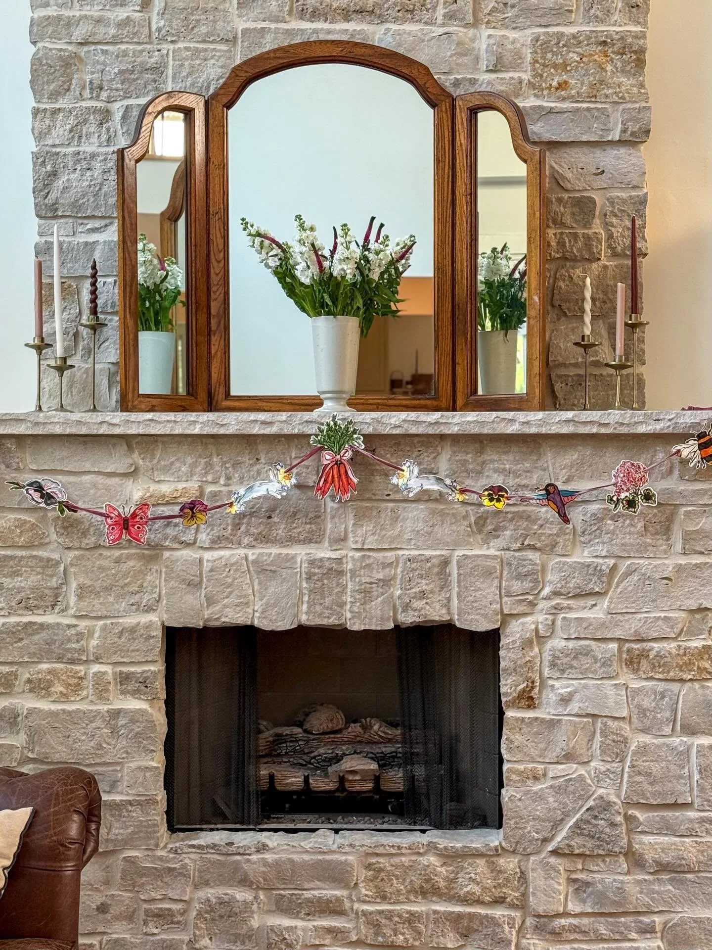 🌸It&rsquo;s almost time to switch out your Spring garland!🐰 

Check out my previous posts to see the Derby garland in the works! 🐴🌹🎊

Link in bio to join the email list and be the first to shop!🏇🏽📧📆🛍️

📸 @jennalfarro 

.
.
.
.
.
.

PS: thi