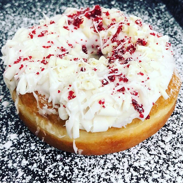 white chocolate blossoms &amp; red velvet make for a nice pic😍 #weddingdonuts #wedding