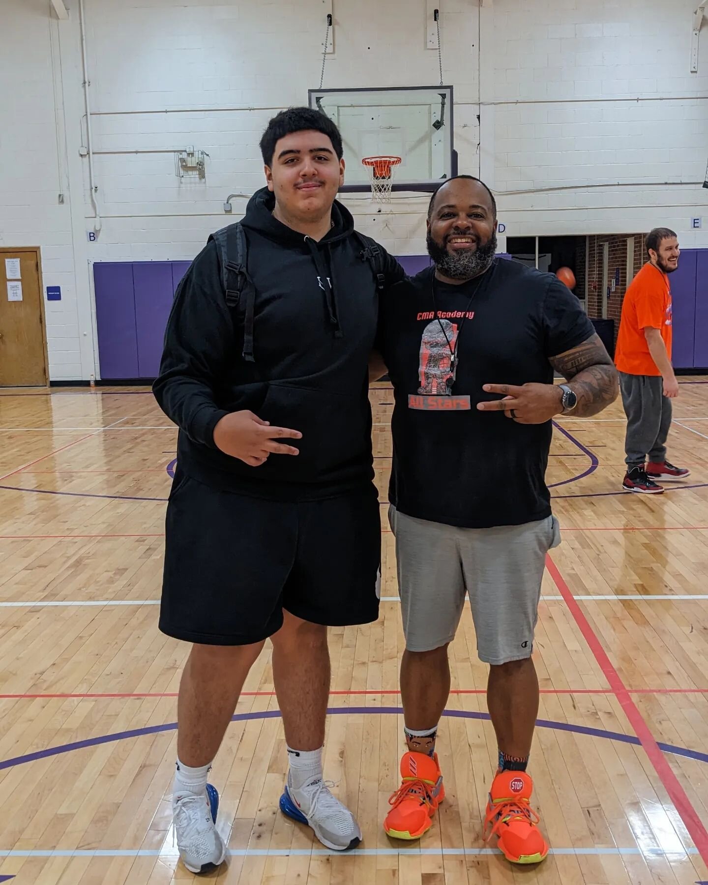 Nothing makes me happier than seeing kids I trained grow up and remain doing great things in the world!! I was beyond surprised when @johnny.miranda.23 came to see me during his college break and helped with our Basketball Academy and Speed Agility T