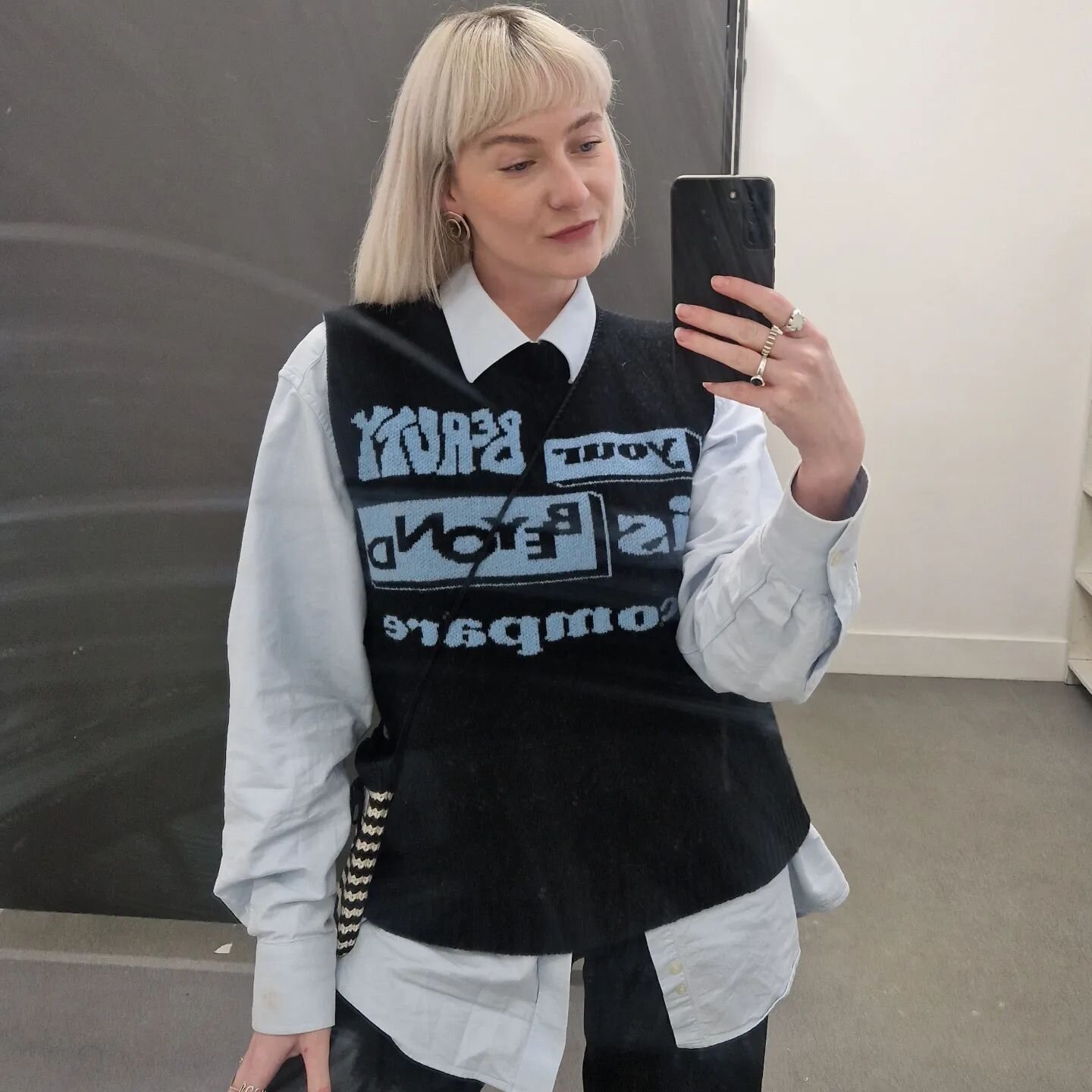 I think baby blue might be my favourite colour....well for now 🤣💙
.
Wearing the Dolly vest styled over a charity shop purchased shirt and paired with my striped mini bag 😍