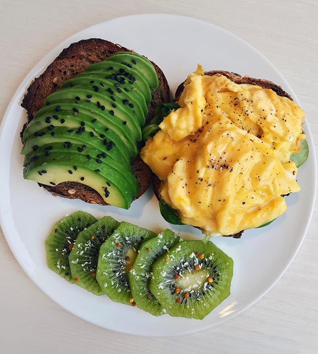 🇺🇸 Avocado &amp; Scrambled Eggs Toasts + Kiwi 🍃 Started this Sunday with a sweet and savory breakfast spread including my favorite kind of eggs 🍳 Also love adding some fruits on the side with toasts for the taste + daily vitamins 😉 Happy Sunday 