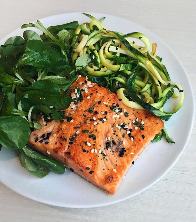 🇺🇸 Grilled Salmon, Zoodles &amp; Leafy Greens 🍃 Long time no see! ☺️ I&rsquo;m sharing with you guys one of my favorite low-carb meals: salmon with a mix of greens before starting the Christmas festivities 😋 Happy weekend guys!!
🇫🇷 Saumon Grill