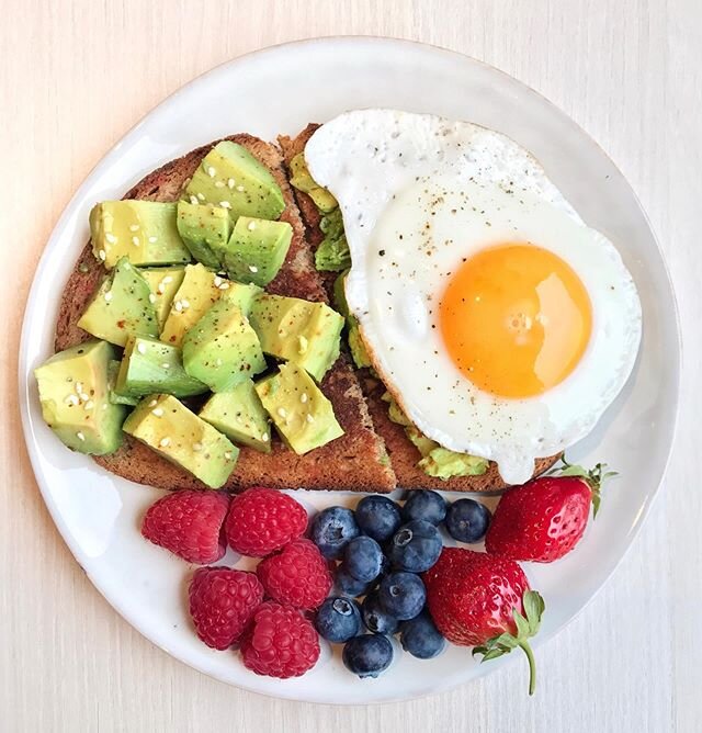 🇺🇸 Avocado &amp; Egg Toasts + Fresh Fruits 🍃 Started the day with a simple breakfast at home 😋 Hope you all have a great weekend guys!
🇫🇷 Toasts Avocat &amp; Oeuf au Plat + Fruits Frais 🍃 Petit d&eacute;jeuner simple et rapide ce matin pour bi