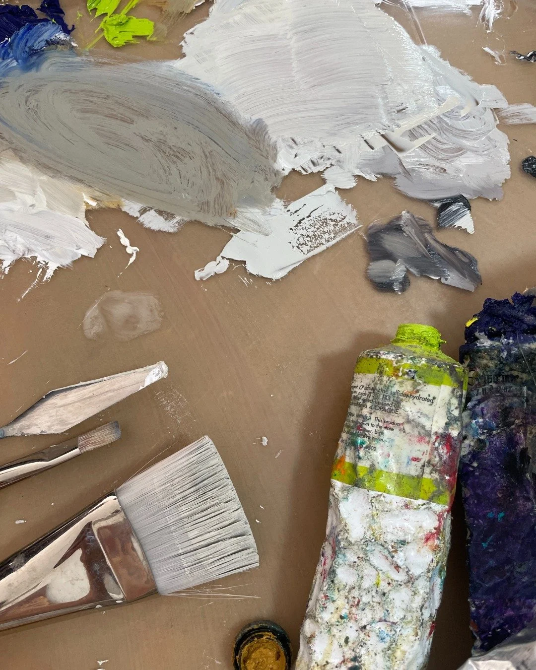 A new oil painting is in process. Finding the beauty of desaturated colours in my artwork. Stay tuned. This painting is nearly done 💚