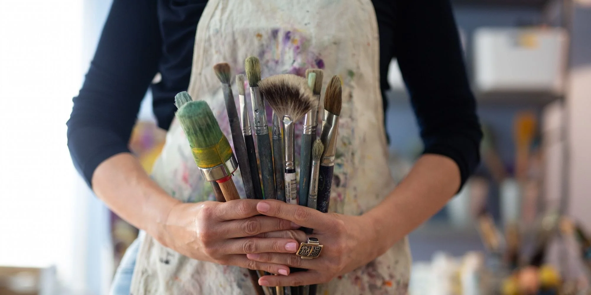 sara-kabariti-hands-paintbrushes-about-banner.jpeg