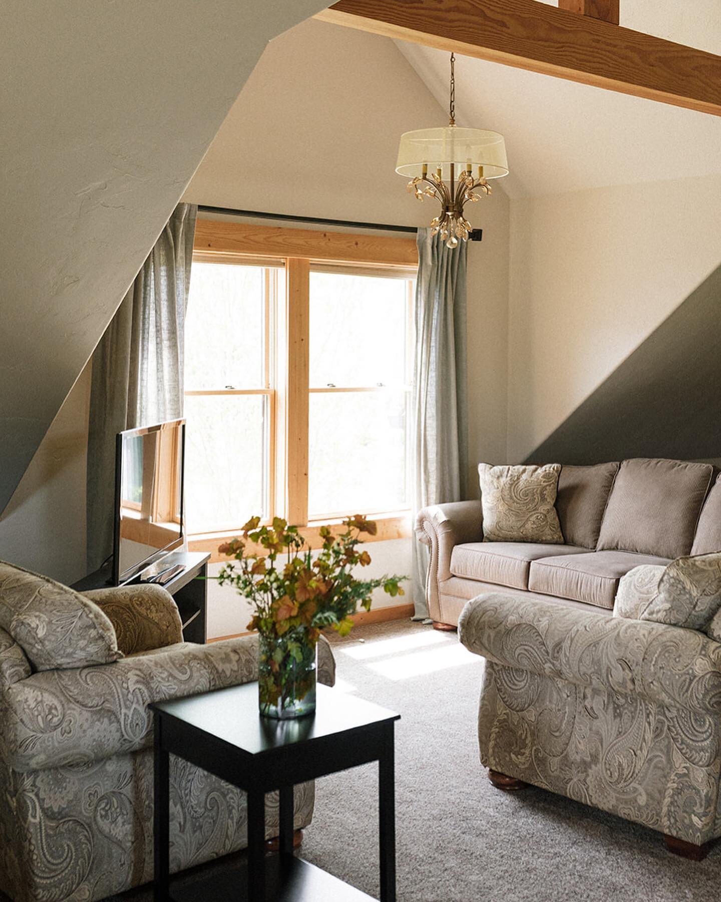 Katharina&rsquo;s Cottage. A very spacious suite with a soaking tub and cozy sitting area with views. 

#franziskahaus #willamettevalleywine #traveloregon #dundeeoregon #oregonwinecountry #WineCountryInn