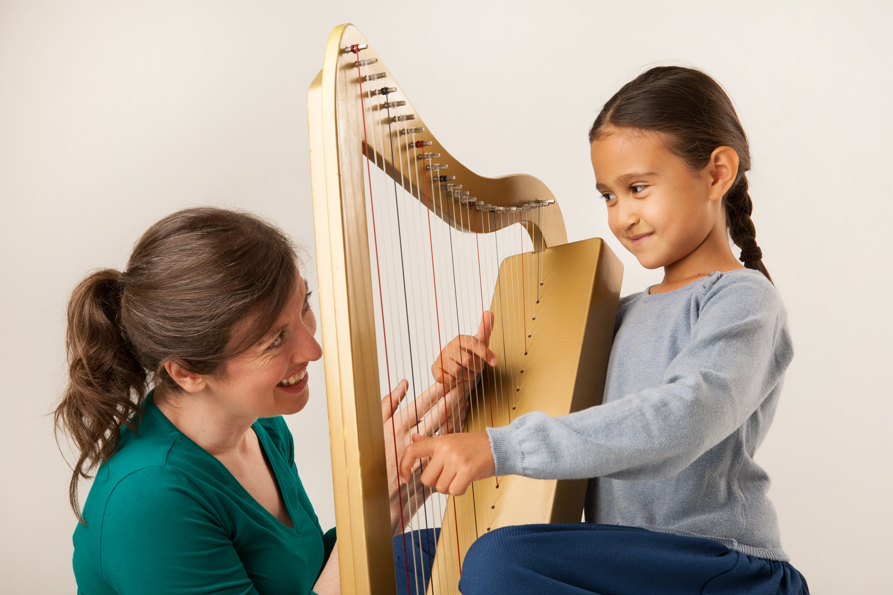 Una Ní Fhlannagain with a harp student in Ireland.