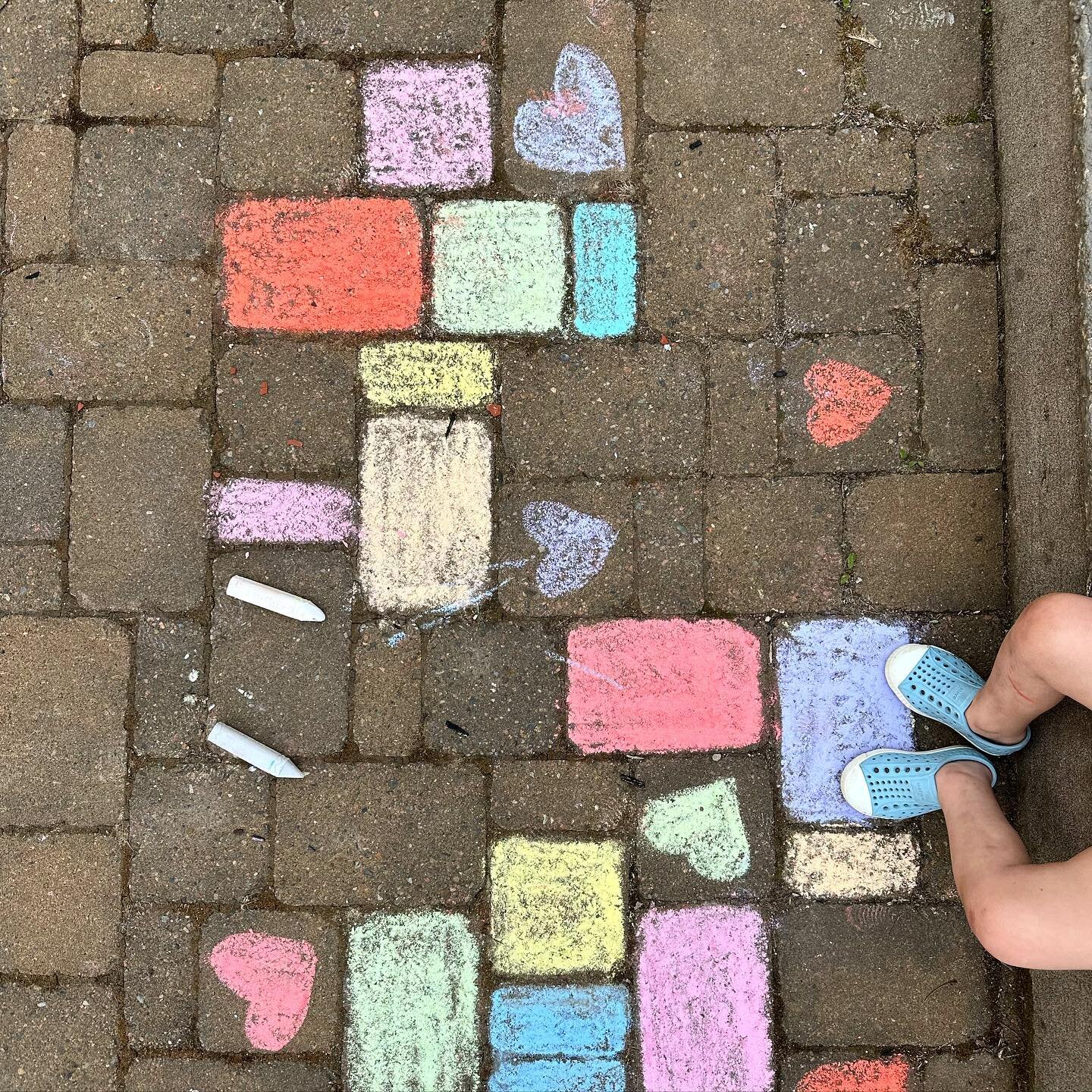 💜💛💚💙🧡❤️💗 
Take a second to notice something beautiful around you today. 

#littlefeet #chalk #chalkart #kidart #kidartists #sidewalkchalkart #sidewalkchalkart #rainbow #happycolors