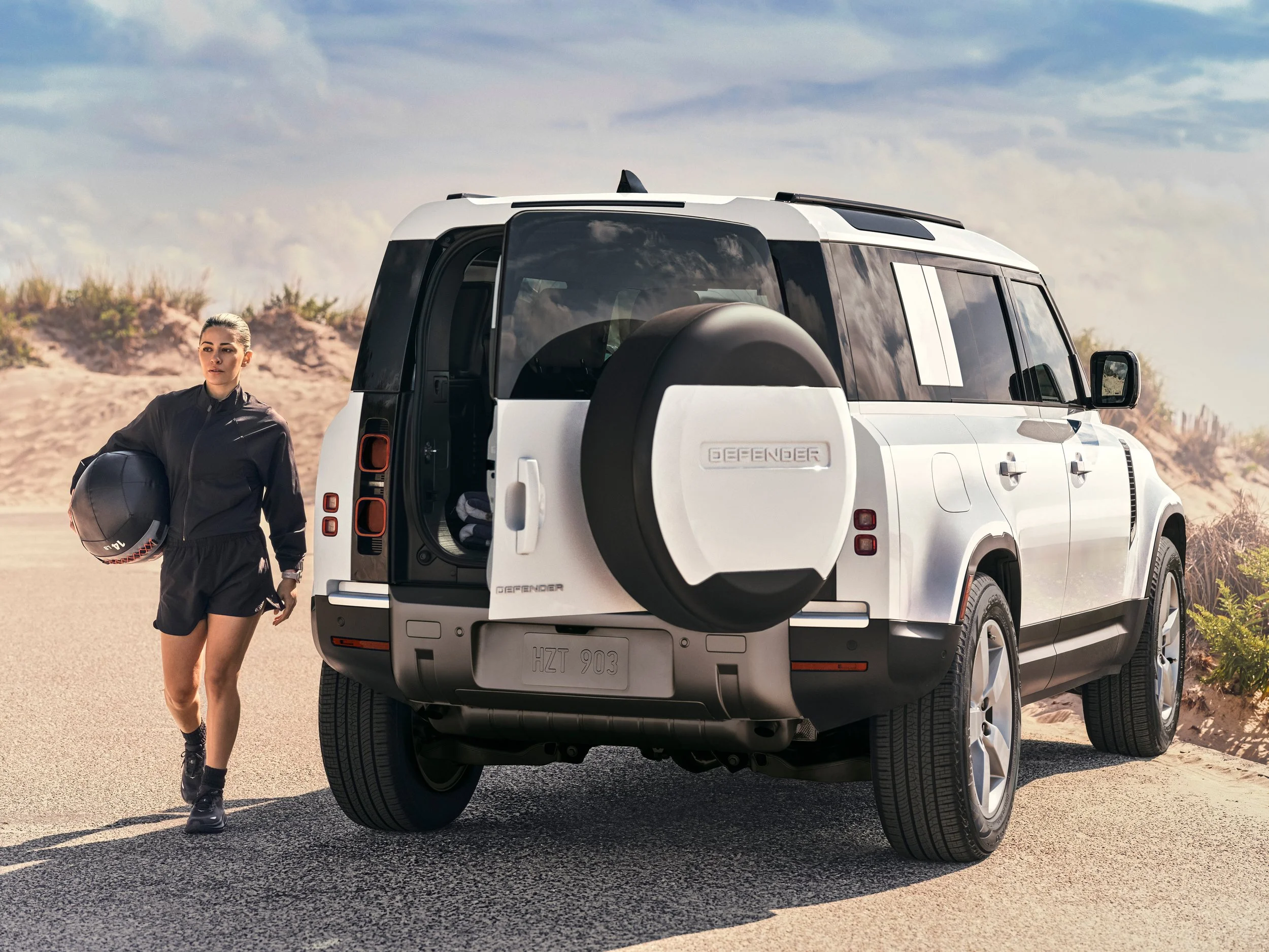 L66325NA_111701418_D110_Coopers_Defender_Chantelle_Rear_Loading_Wide_040.jpg
