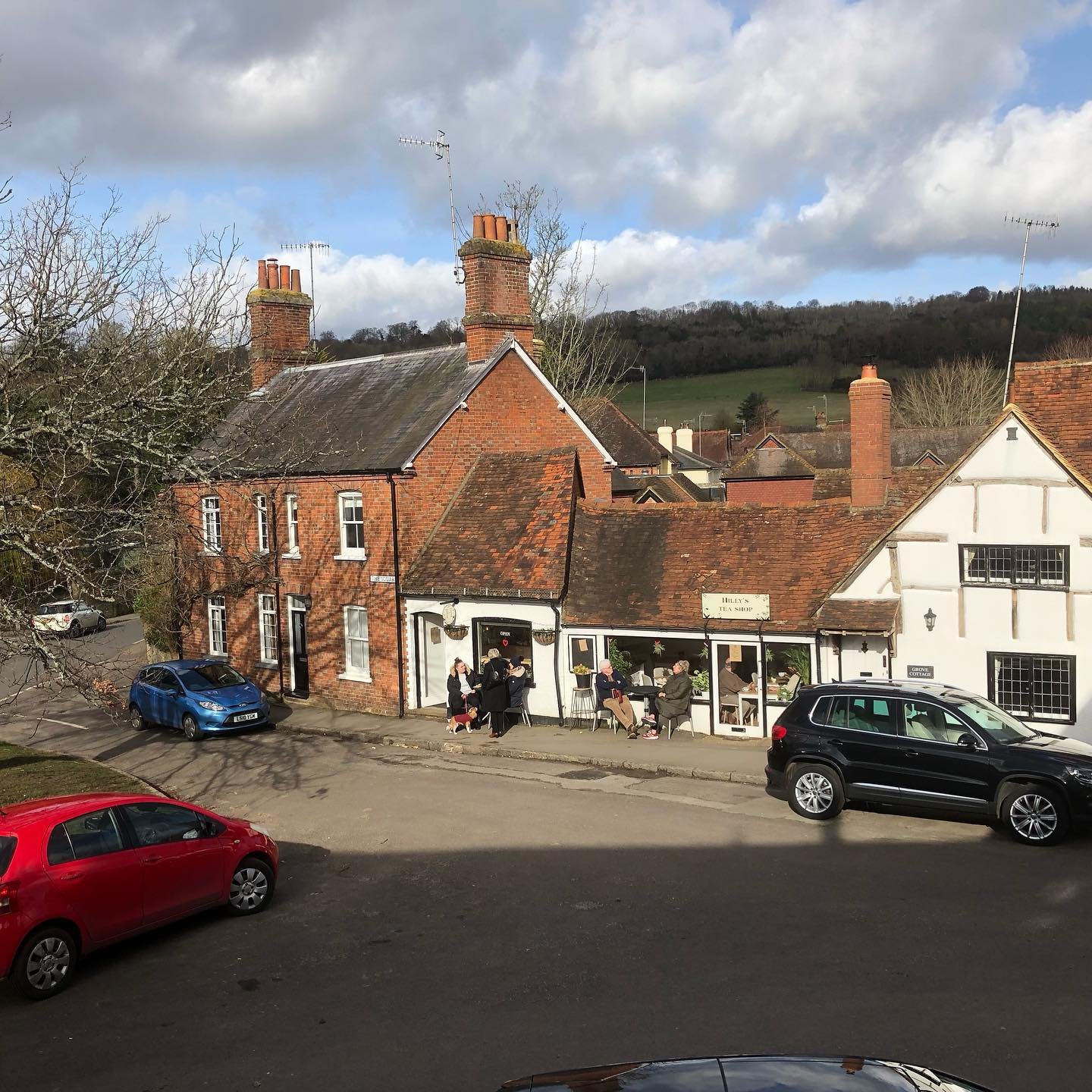 Hilly&rsquo;s Teashop opens and brings colour to Shere Square !