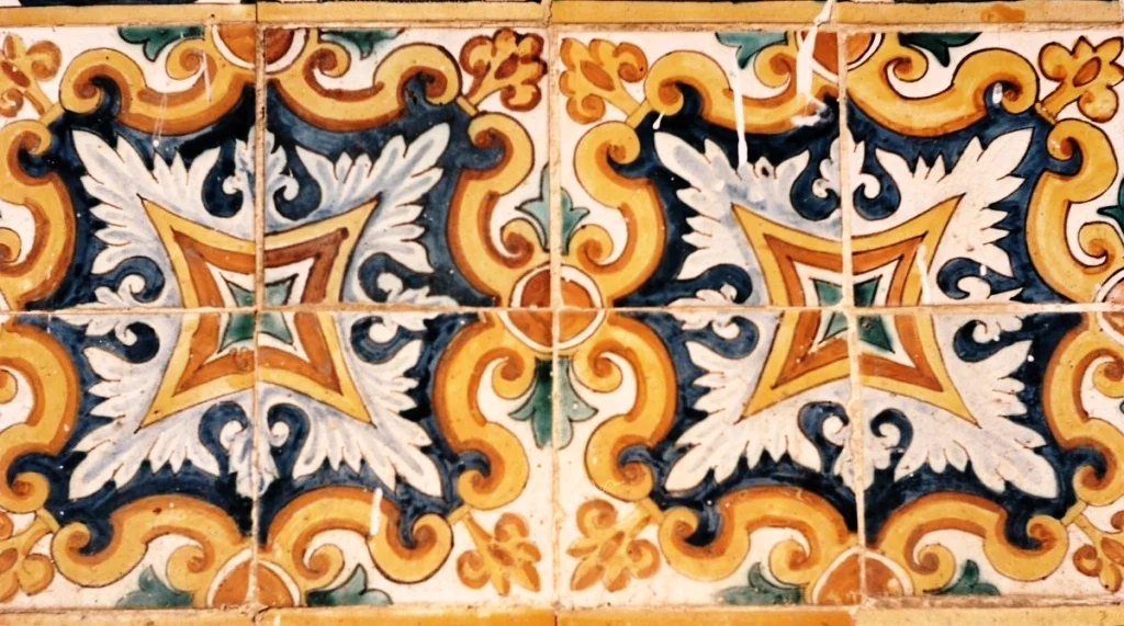 Faïences-peintes-à-la-main-sur-la-façade-d’un-hôtel-oublié-à-Alger-1024x1024.jpg