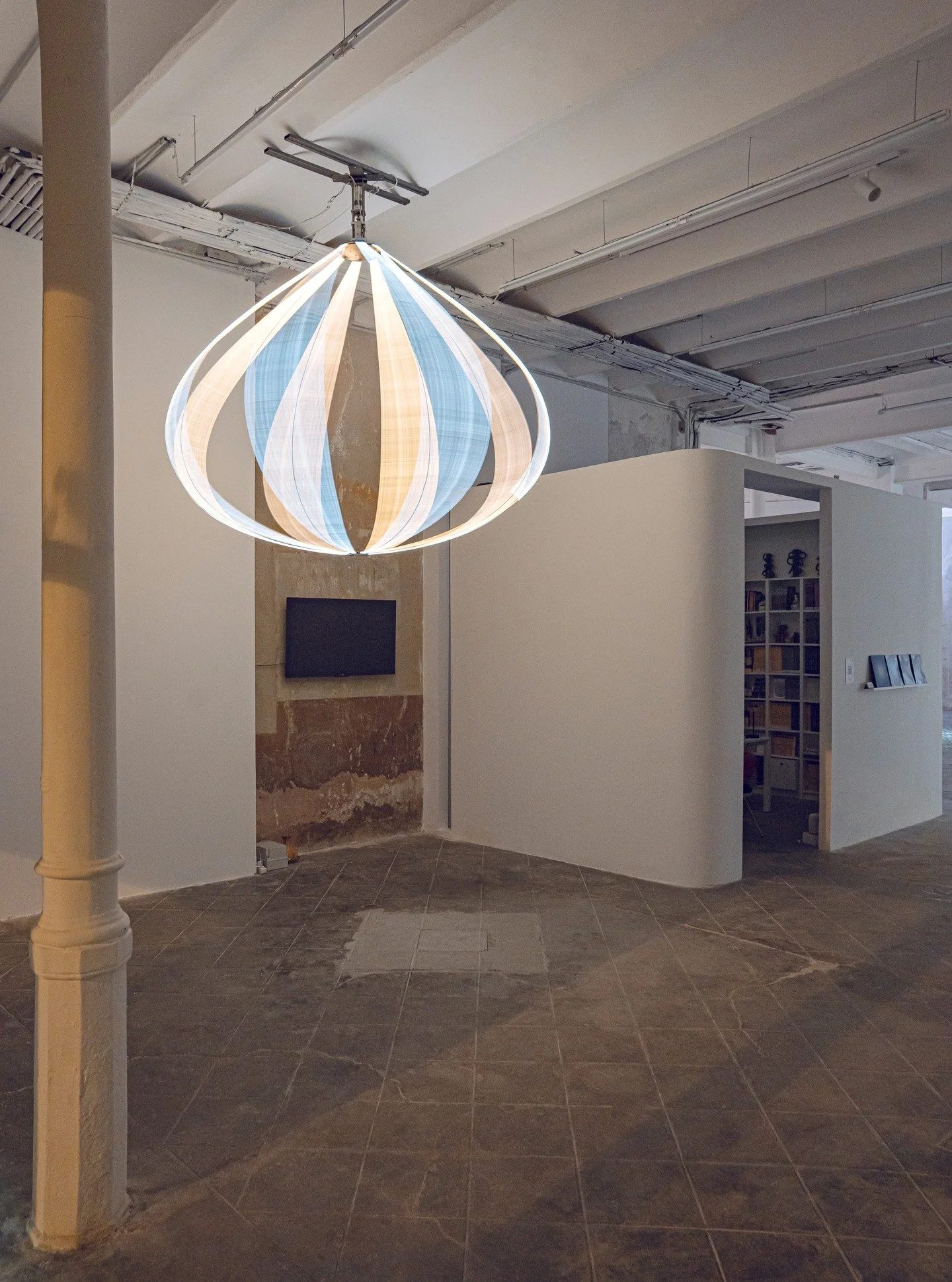 On view at Al-Tiba9 Gallery!
FABRIZIO CORNELI, Respiro, 2014-2025.
Warm & Cold white LED strips, electric motor, inverter.
Total length 370 cm, wide range variable.
📅 Until November 29th, 2025
📍 Al-Tiba9 Gallery, Comerç 11, 08003 Barc