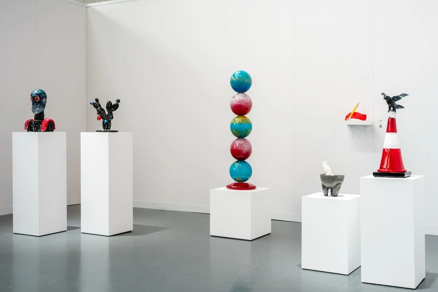 Al-Tiba9 Gallery Booth B9 at @ceramic.brussels 
Solo show Barry Wolfryd @bwolfryd - Focus Espa&ntilde;a.

21-25 January at Tours &amp; Taxis, Brussels.

Photo credits &copy;Geoffrey Fritsch.

#altiba9 #ceramicbrussels #artfair #muranoglass #barrywolf