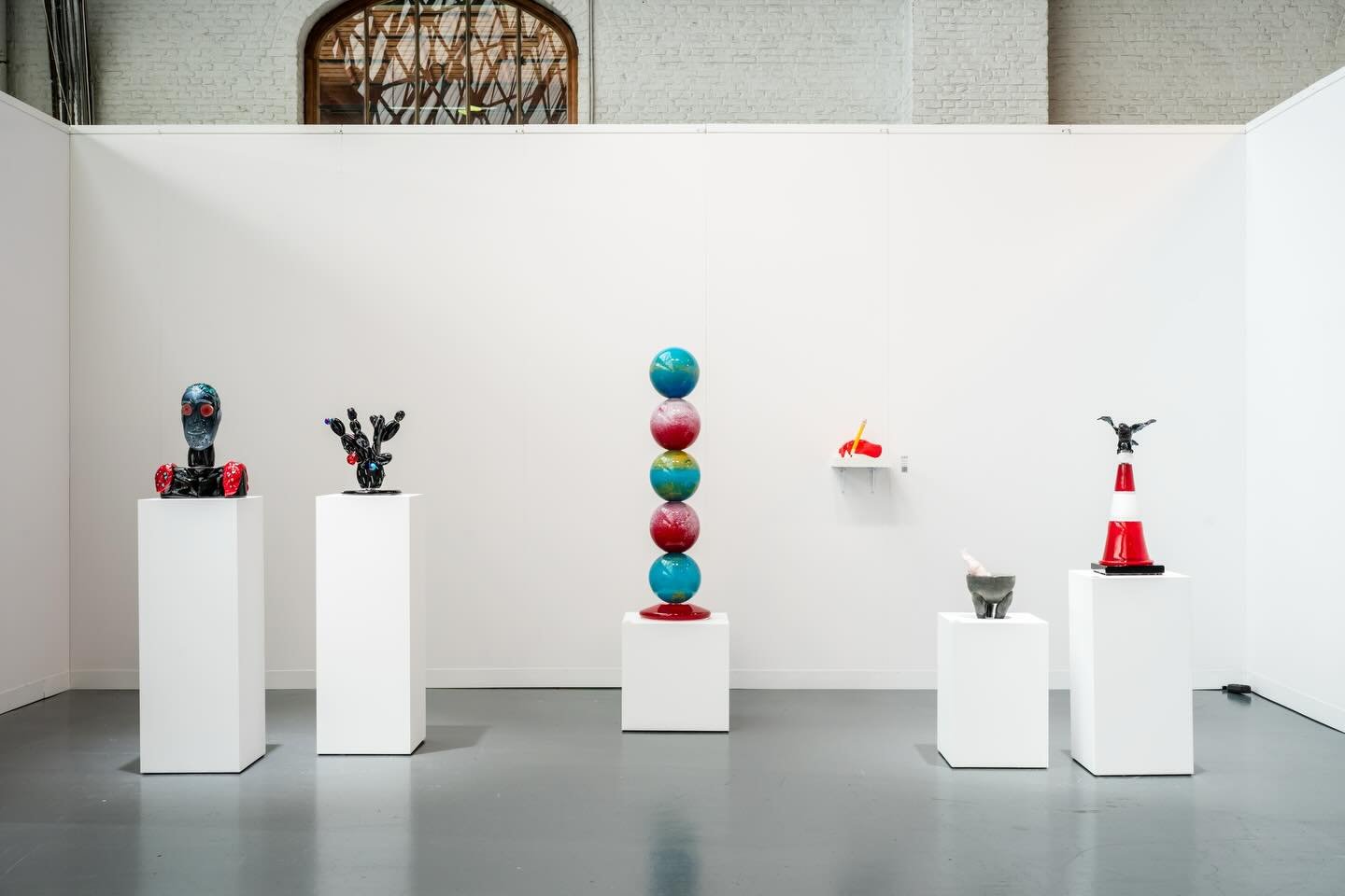 Al-Tiba9 Gallery Booth B9 at @ceramic.brussels 
Solo show Barry Wolfryd @bwolfryd - Focus Espa&ntilde;a.

21-25 January at Tours &amp; Taxis, Brussels.

Photo credits &copy;Geoffrey Fritsch.

#altiba9 #ceramicbrussels #artfair #muranoglass #barrywolf