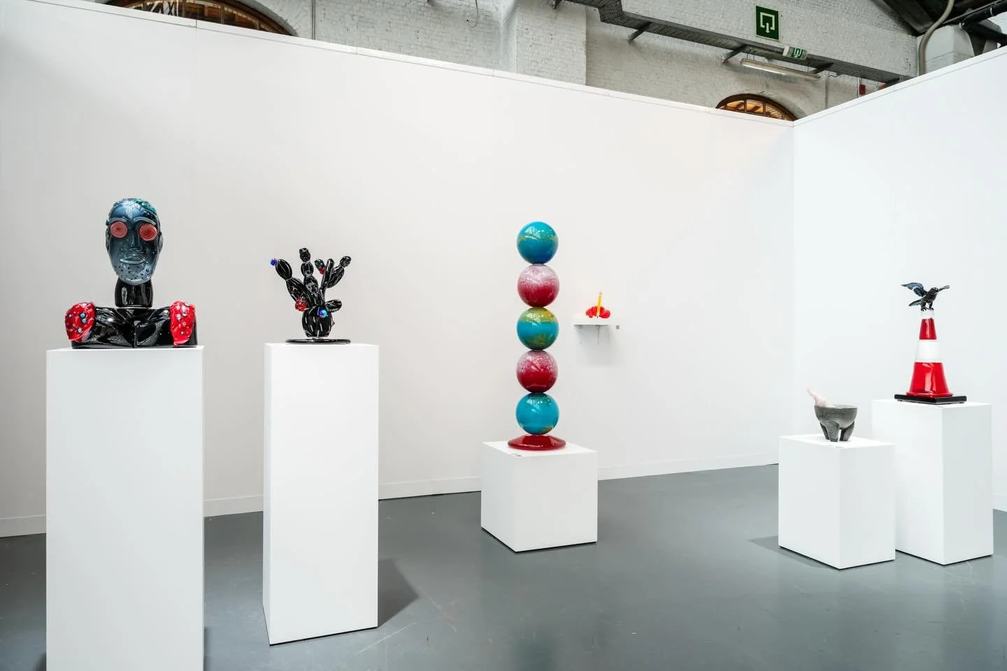 Al-Tiba9 Gallery Booth B9 at @ceramic.brussels 
Solo show Barry Wolfryd @bwolfryd - Focus Espa&ntilde;a.

21-25 January at Tours &amp; Taxis, Brussels.

Photo credits &copy;Geoffrey Fritsch.

#altiba9 #ceramicbrussels #artfair #muranoglass #barrywolf
