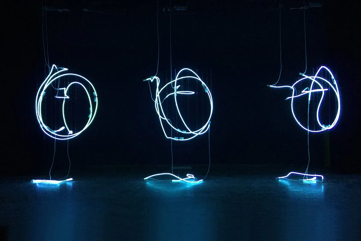 Al-Tiba9+gallery+Pavel+Korbicka_Pavel-Dance_caligraphy+Neon+Art+installation+light.webp