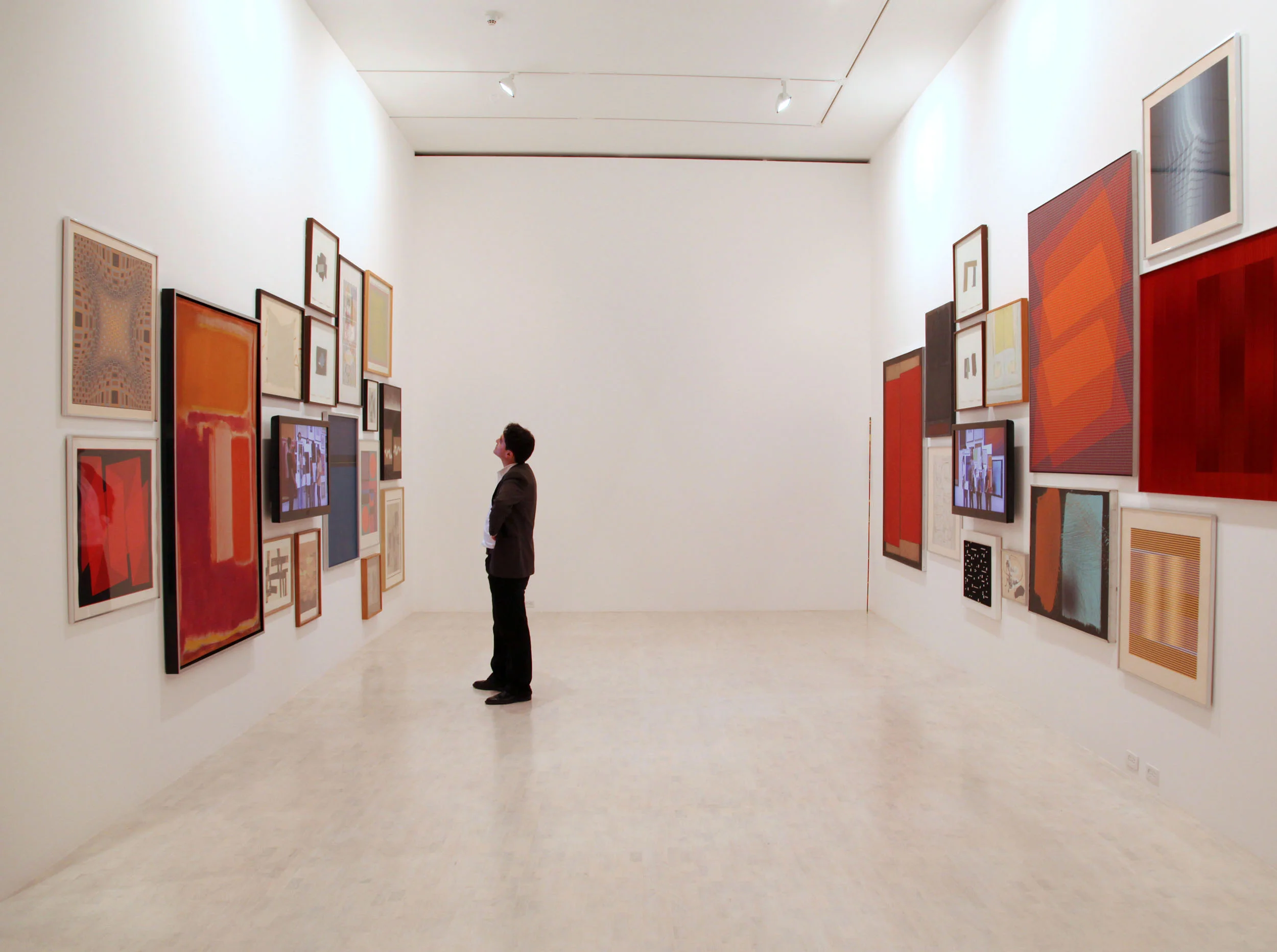 Reflejando el Museo (Mirroring the Tamayo) Installation view at the Museo Tamayo, Mexico City, 2012. Two monitors with HD videos In the permanent collection of the Museo Tamayo, Mexico City