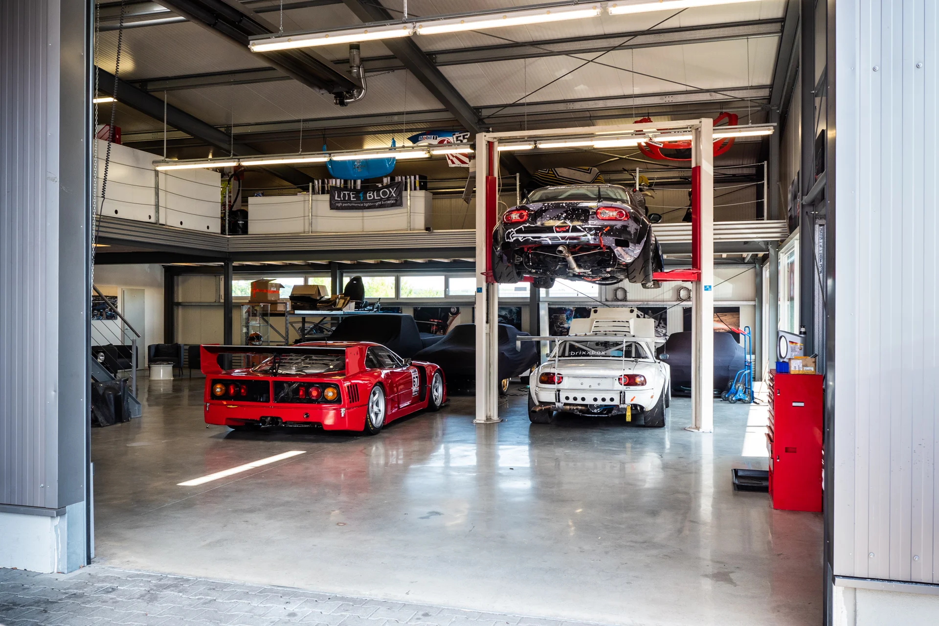 MX-5 Rennautos vor SPS Motorsport Gebäude