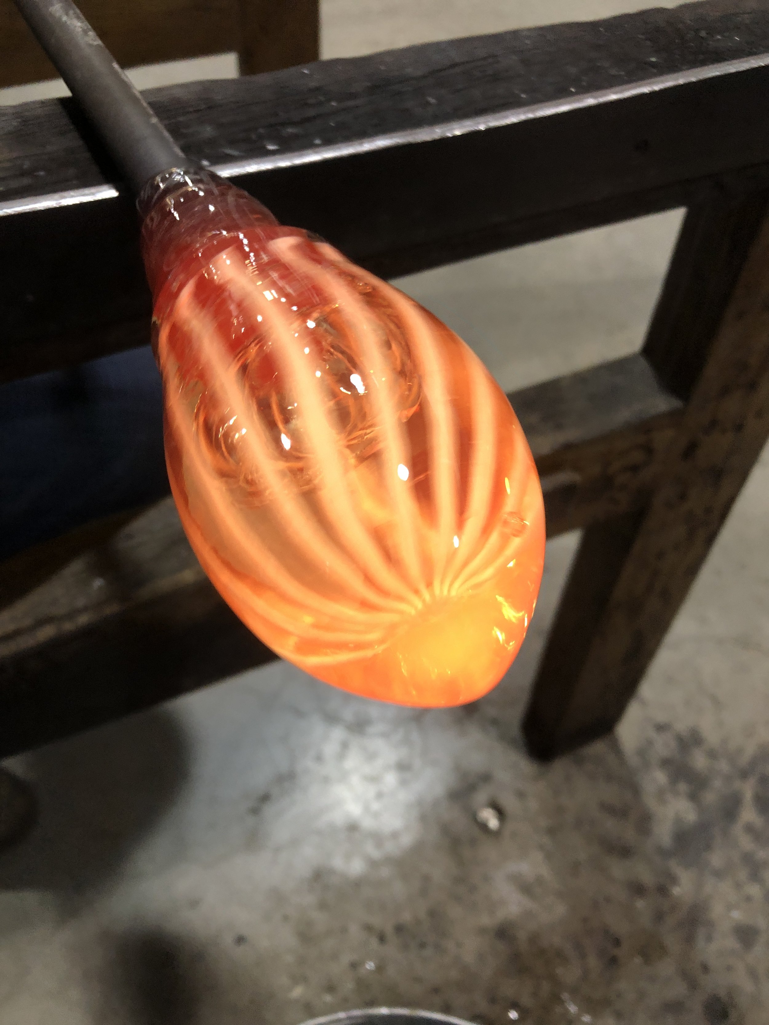 Keeping the molten glass rotating on the bench