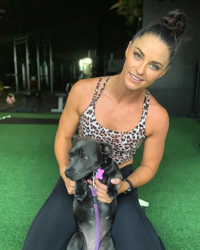 Just a girl, her doggo and her now virtual gym... making the best out of some not so ideal situations🖤

Feeling so god damn grateful for technology and this virtual world we are rolling with atm! 
#thistooshallpass #stayhome #washyourhands #virtualv