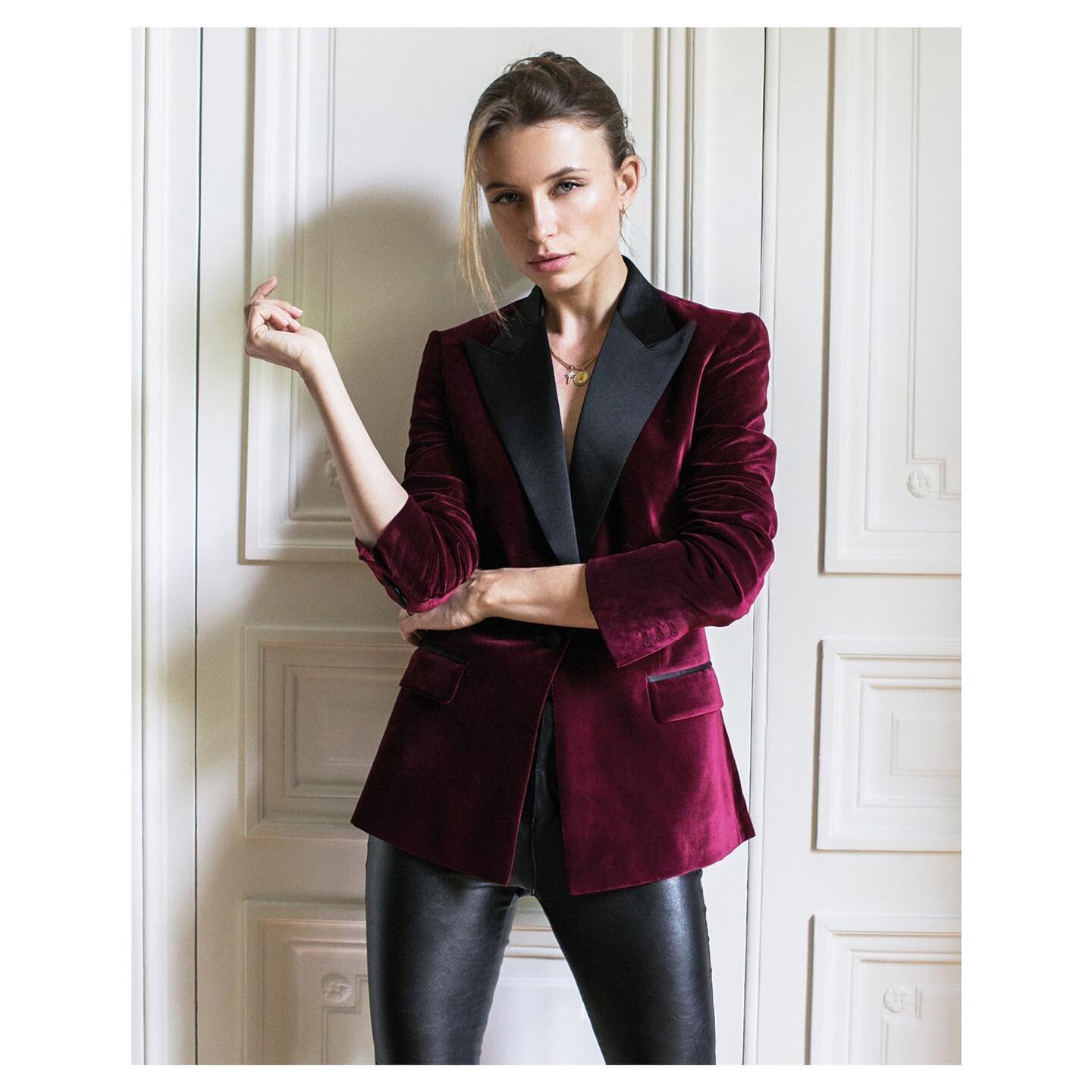 Autumn attitude. Kate rocking our favourite velvet smoking blazer.