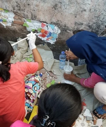 Mosaic workshop in Jakarta, Indonesia by Micro Galleries 2017. © Minna Valjakka.