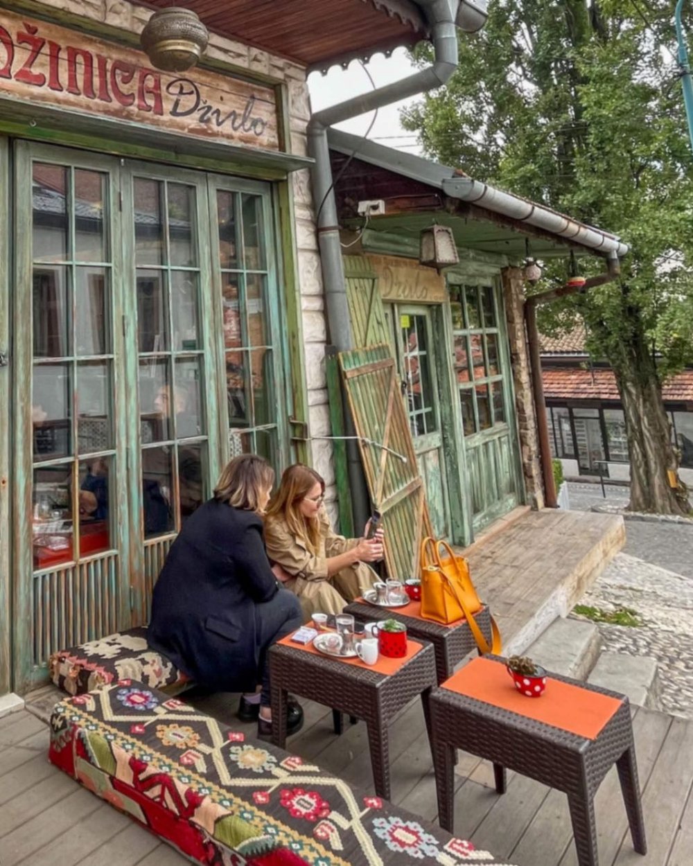 Merete Moen_worldwithasuitcase_sarajevo.kafé.1.jpg 